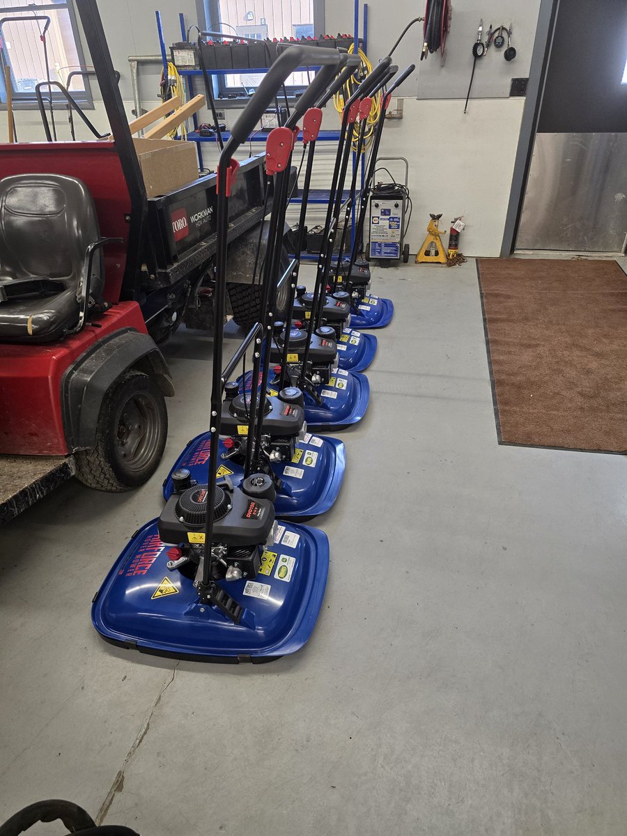 kevinkline39's tweet photo. New fly mow team showed up Friday morning, wasn't sure about them, but one thing is correct, they weigh a lot less than TORO. can't wait to see what they do with grass, old set was hover pro, by the way they are for sale. #golf #equipment #equipmentmanager #SEAGO #Revelsturf https://t.co/KdNG0oDqMx