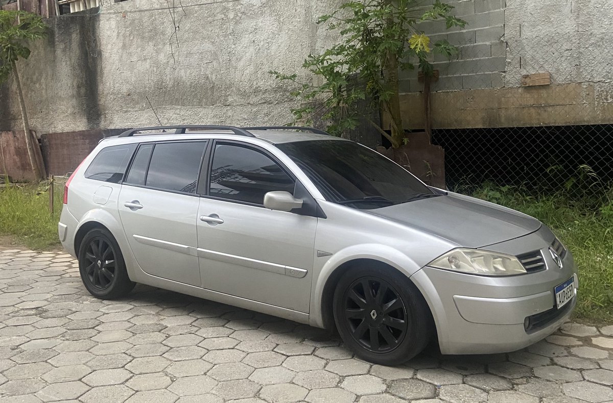 _AlissonDouglas's tweet photo. Megane grand tour, logo eu que tinha preconceito com carro francês, mas gostei de mais desse carro pra dirigir, e agora é a vez do dele https://t.co/lfhTW0F9Fi