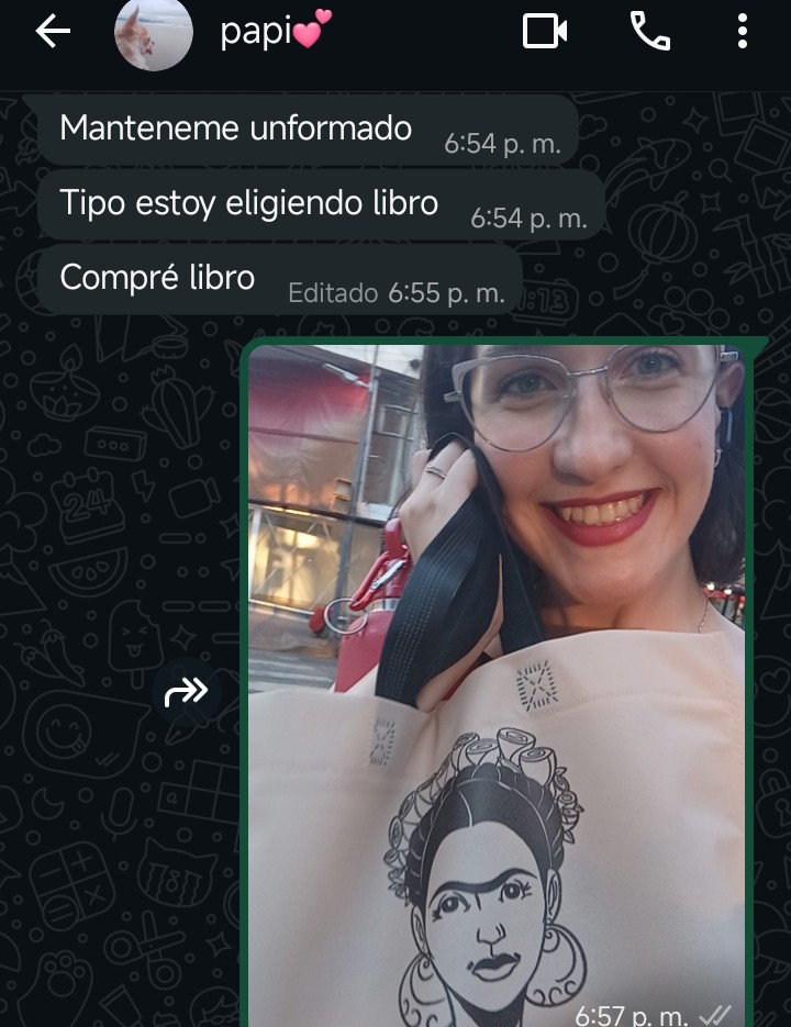 en el ocaso solo soy una chica que es feliz con un libro que su papá paga