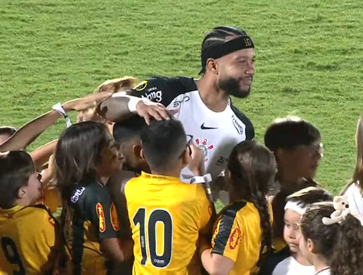 MeuTimao's tweet photo. As crianças que entraram com os jogadores do Novorizontino tietando o Memphis após o hino nacional! https://t.co/CiUqJrgRNr