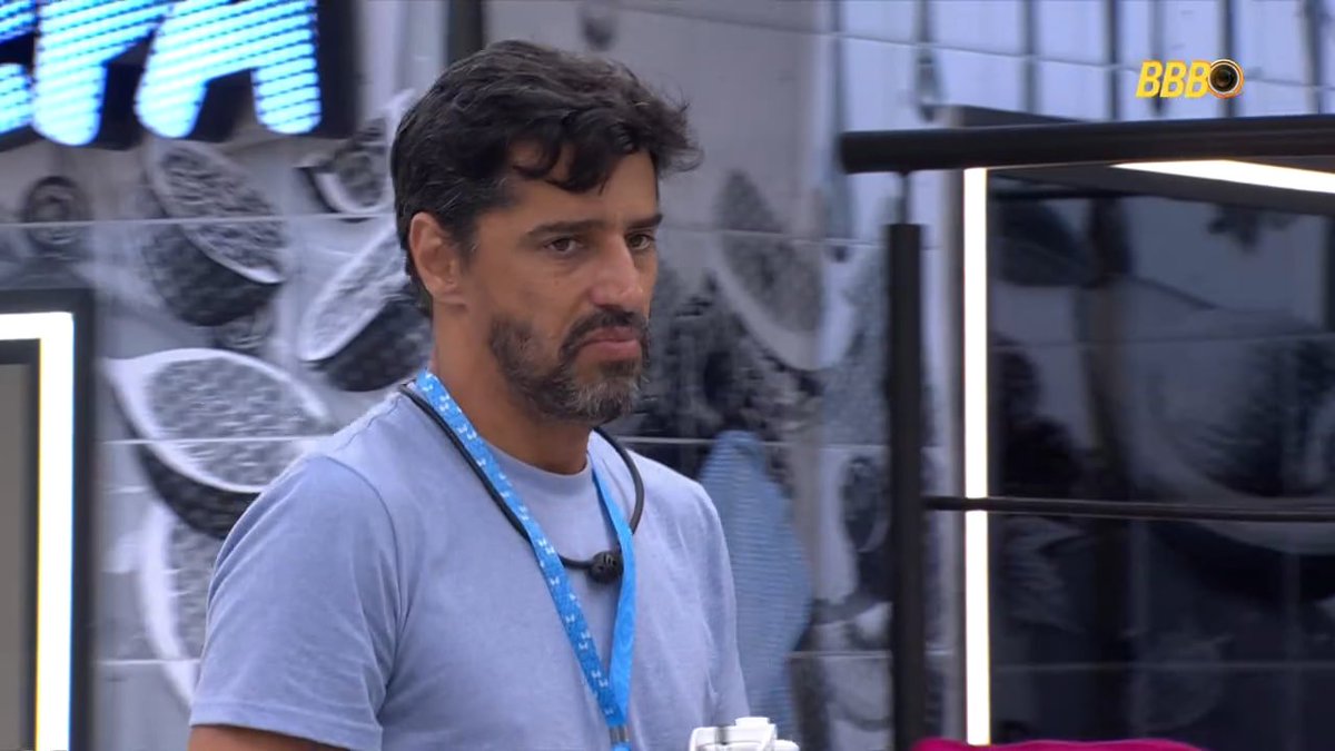 canalantenados's tweet photo. 🔥 Ana Paula: "Será que o Brasil pegou essa de eu ter xingado sua mãezinha? Porque você ficou com os dois pés no freio essa semana."  

Cowboy: "Não... eu tô cansado. Viu que a Casa toda cansou de você um pouco?"  

Jonas fala algo enquanto lava louça.

Ana Paula: "Ficou quieto, quinta série. Tá colocando sabão na bucha? Você não costuma pôr." #BBB26