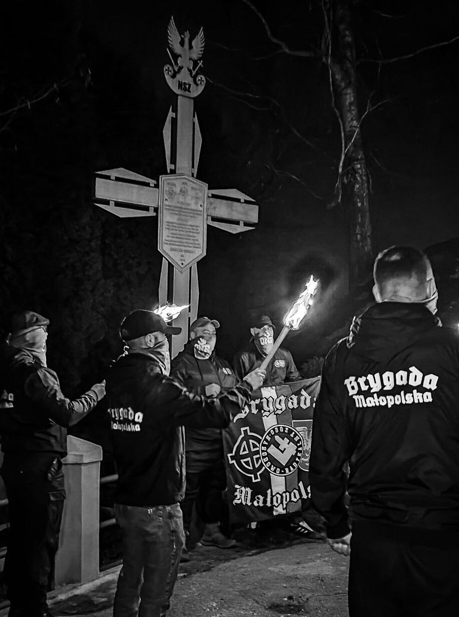 📍 Pomnik Powstańców Krakowskich

W 1846 roku narzucono wybór: lojalność wobec zaborcy albo powstanie.
Zabrakło wspólnej wizji narodu, która połączyłaby wszystkie warstwy.

Powstanie krakowskie zostało zdławione nie tylko przez wroga, ale i przez Rabacja galicyjska.
Podstęp