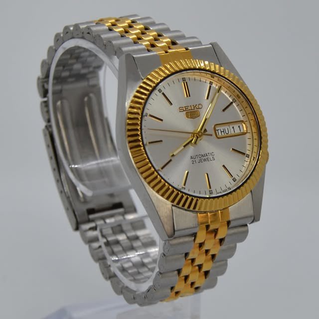 catalogging's tweet photo. Did you know? 

Patrick Bateman in film ‘American Psycho’ (2000) was seen wearing a Seiko SNXJ905. 

He was actually supposed to be wearing a Rolex Datejust 16013 however Rolex didn’t want apart in the film. https://t.co/A09hOJLVwn