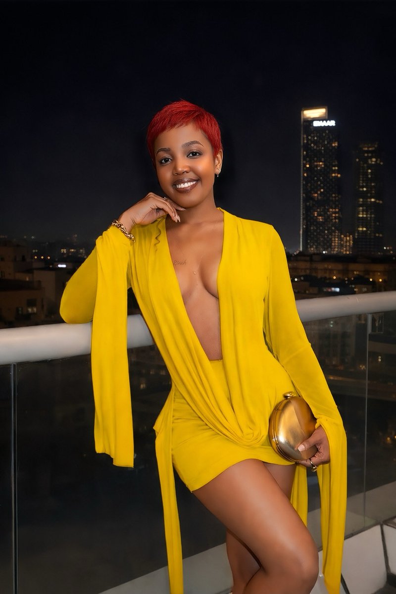 brinahslimbae's tweet photo. if the city lights blink twice, they’re just admiring the outfit 😌🌃 #brinahslimbae https://t.co/zJtW29fJs6