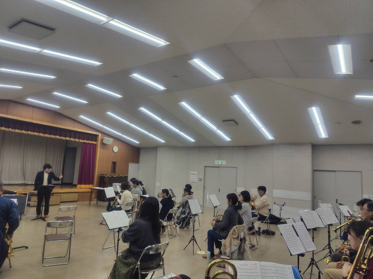 T_Winds_info's tweet photo. 2月28日は2026年から当団のトレーナーに就任頂いた大久保 慧亮さんの初めてのレッスン日でした。音の基本や吹奏楽・クラシック・ジャズそれぞれの演奏方法や表現の違いについて、わかりやすくご指導いただきました。 https://t.co/WomR3ZpW6e