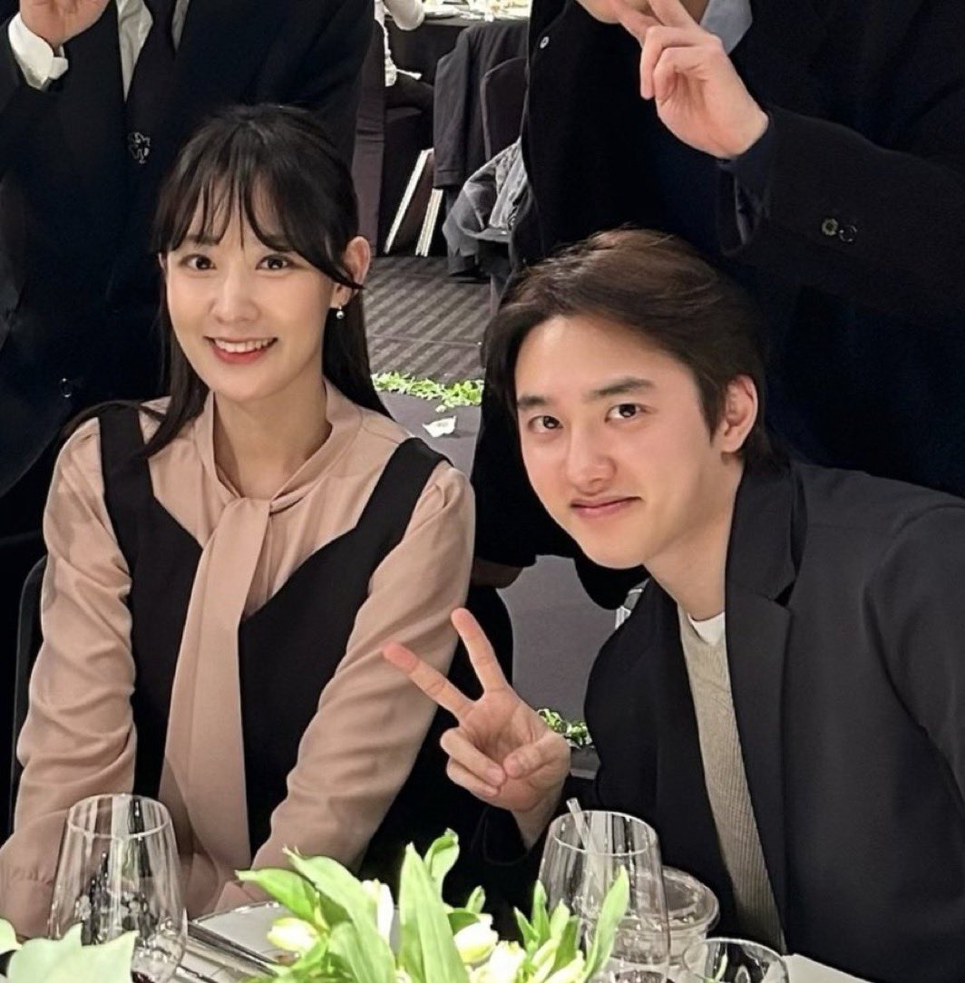 _IMBOWVYBD's tweet photo. งานแต่งที่เมมเบอร์ไปกันเมื่อวาน  คืองานแต่งพี่ชายแท้ๆของพี่จุน อ้ยยยยยยยแล้วคยองซูก็ได้ถ่ายรูปคู่กับพี่ยูราบ้างอะไรบ้าง (ส่วนคยองซูใส่เบลเซอร์อยู่ ถึงจะไม่ใช่สูทก็ตาม 55555555) https://t.co/jTB7wFfUnF