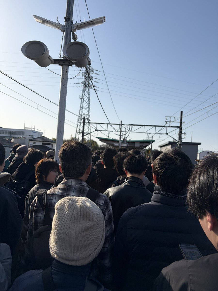 maijar's tweet photo. 小牧航空祭見にきた。今牛山駅にいるけど、自分もいろいろイベ参加経験あるから、クソ混み自体は慣れてるけど、さすがにホームに客多過ぎて降りられないからドア開けられませーん、は初めて経験した。
ローカル駅に人が殺到すればまあそうなるな。 https://t.co/CB3rqY1UAL