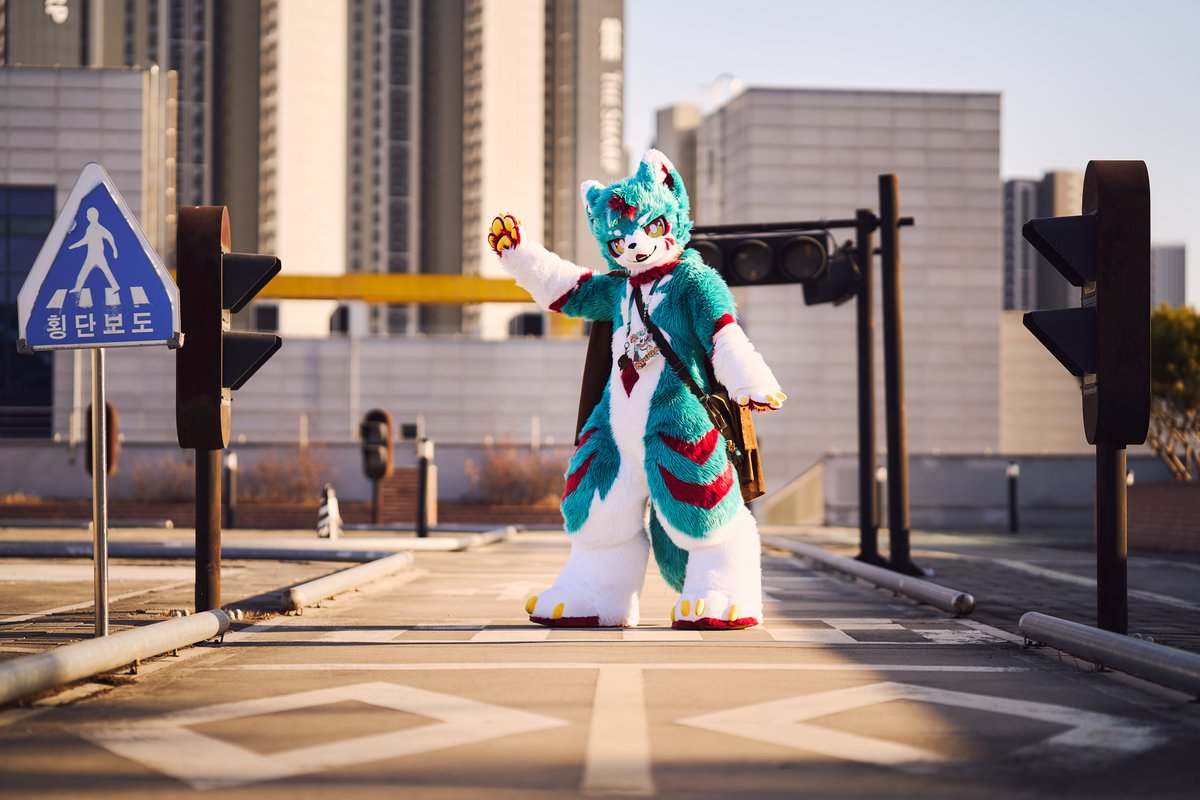 이 몸, 완전 거대해졌어!✌️

俺様, めちゃ巨大化しちまったぜ！✌️
#FursuitEveryday