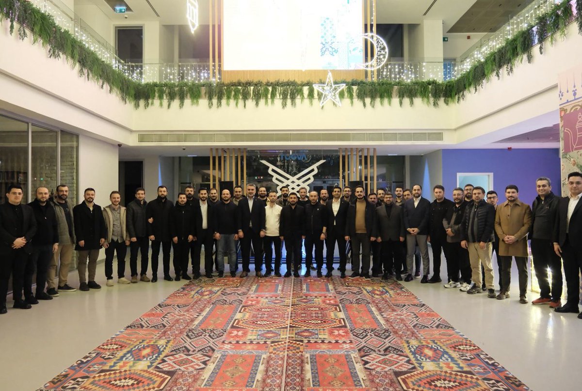 📍TÜGVA Genel Merkez

Uzun yıllar birlikte yol yürüdüğüm, bu kutlu çatının altında aynı gaye ile ter döktüğümüz kıymetli dava arkadaşlarımızla Vefa Sahuru’nda bir araya geldik.

Dün omuz omuza, bugün yan yana olduğumuz bu yolda biliyoruz ki "vefa varsa, veda yoktur.”