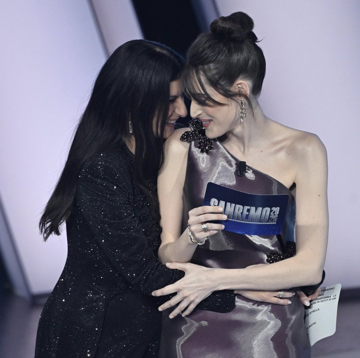 Cinguetterai's tweet photo. “A Sanremo Laura Pausini non vuole donne accanto a sé”
“Laura Pausini non vuole altre co-conduttrici, solo uomini”
“Laura Pausini fa la diva, non sa stare al gioco” scrissero le solite malelingue col tesserino.

OIIIII OIIIIIII

#Sanremo2026 https://t.co/ykkW51ssuS