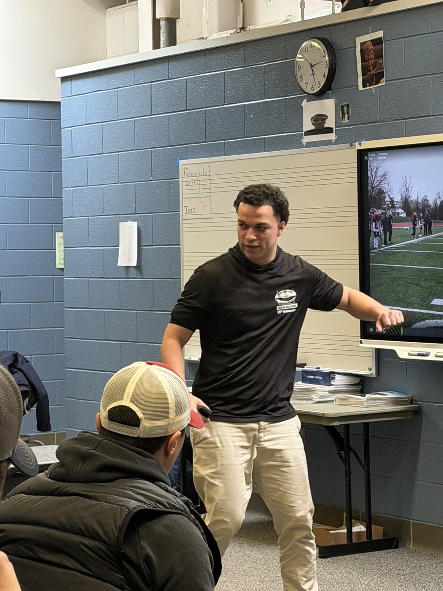NYSEliteAthlet's tweet image. Coach Louis Kirchgessner from @Utica_Football at our Annual 🏈 Coaches Clinic talking about WR releases and top of routes and today at @WayneEaglesFB 

🔥 #Football #GirlsFlagFootball #YouthFootball @prospectnys @VarsityMedia @Coach_Kramer15 @SteveDAnna1 @SecVFootball @MrSection6