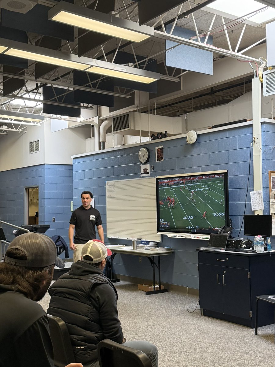 NYSEliteAthlet's tweet image. Coach Louis Kirchgessner from @Utica_Football at our Annual 🏈 Coaches Clinic talking about WR releases and top of routes and today at @WayneEaglesFB 

🔥 #Football #GirlsFlagFootball #YouthFootball @prospectnys @VarsityMedia @Coach_Kramer15 @SteveDAnna1 @SecVFootball @MrSection6
