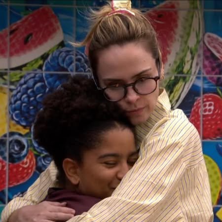 nos sorrisos, nos embates ou nas lágrimas, no fim, é sempre a ana pela milena e a milena pela ana. não importa qual seja a configuração dos próximos paredões, vamo arrancar esses canalhas de lá na unha, um por um!!!