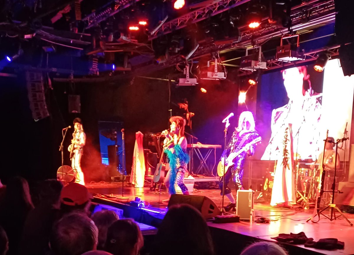 Fantastic Absolute Bowie gig tonight. They always put on a brilliant show. Dropped into pub for a couple of pints on the way home. Perfect evening.