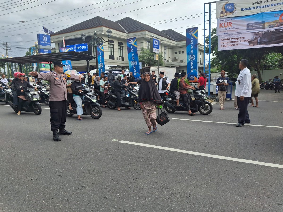 DirmanDirm97435's tweet photo. Bhabinkamtibmas Kalurahan Bantul PAM pembagian 1.000 takjil oleh HDCI Bantul di depan BPD Bantul, Sabtu sore.
Alhamdulillah kegiatan berjalan aman, tertib & lancar.
#PolsekBantul #RamadanBerbagi #PolriPresisi https://t.co/K9EXAL1gvg