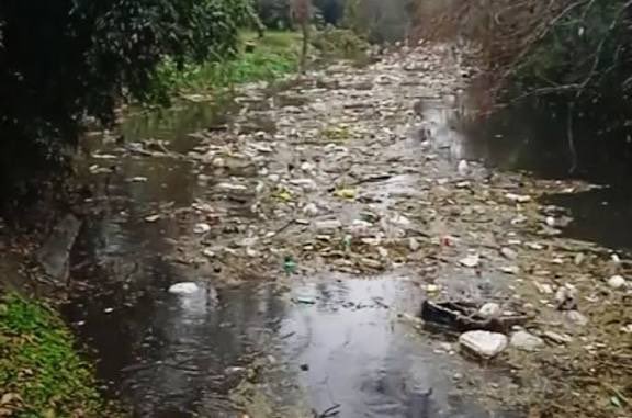 Vivo en pilar , en tierras peronchas , así está el arroyo Pinazo .
No me jodan que les interesan los glaciares cuando se la pasan tirando mierda en la puerta de sus casas .