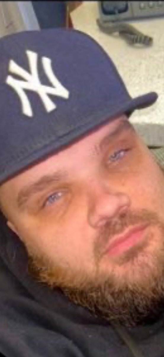 Dude looks like he rubbed diarrhea all over his eyes 🤣🤣🫵🏼