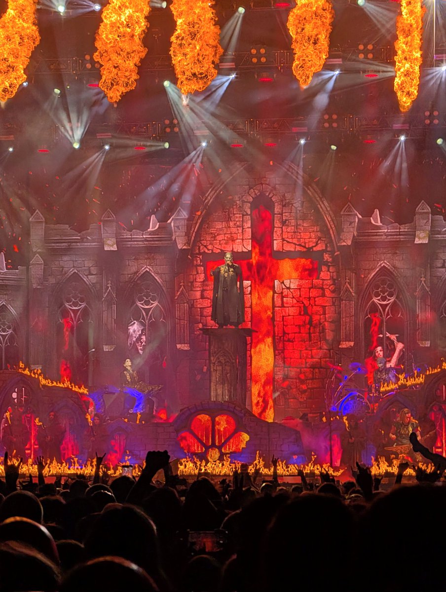 Ich war heute mal wieder in der Kirche, mit Hexenverbrennung und allem, was dazu gehört