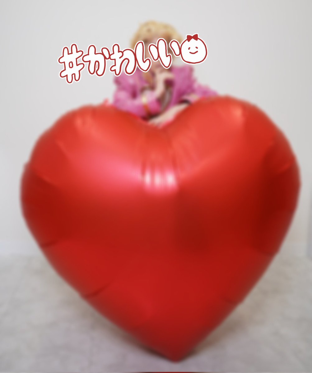 busujimaPAZ's tweet photo. cosplay⚠️
昨日は本格的な撮影ではなく、ウィッグを新調したので試着と撮った時のイメージを見る為の練習にお邪魔したのですが、スタジオに入ると大きなハートの風船が！
バレンタインのPRに使った物だそうで、撮影事例として掲載させて頂く事になりました。
#スナップオンエアー神戸元町 https://t.co/olhs6tfD3e