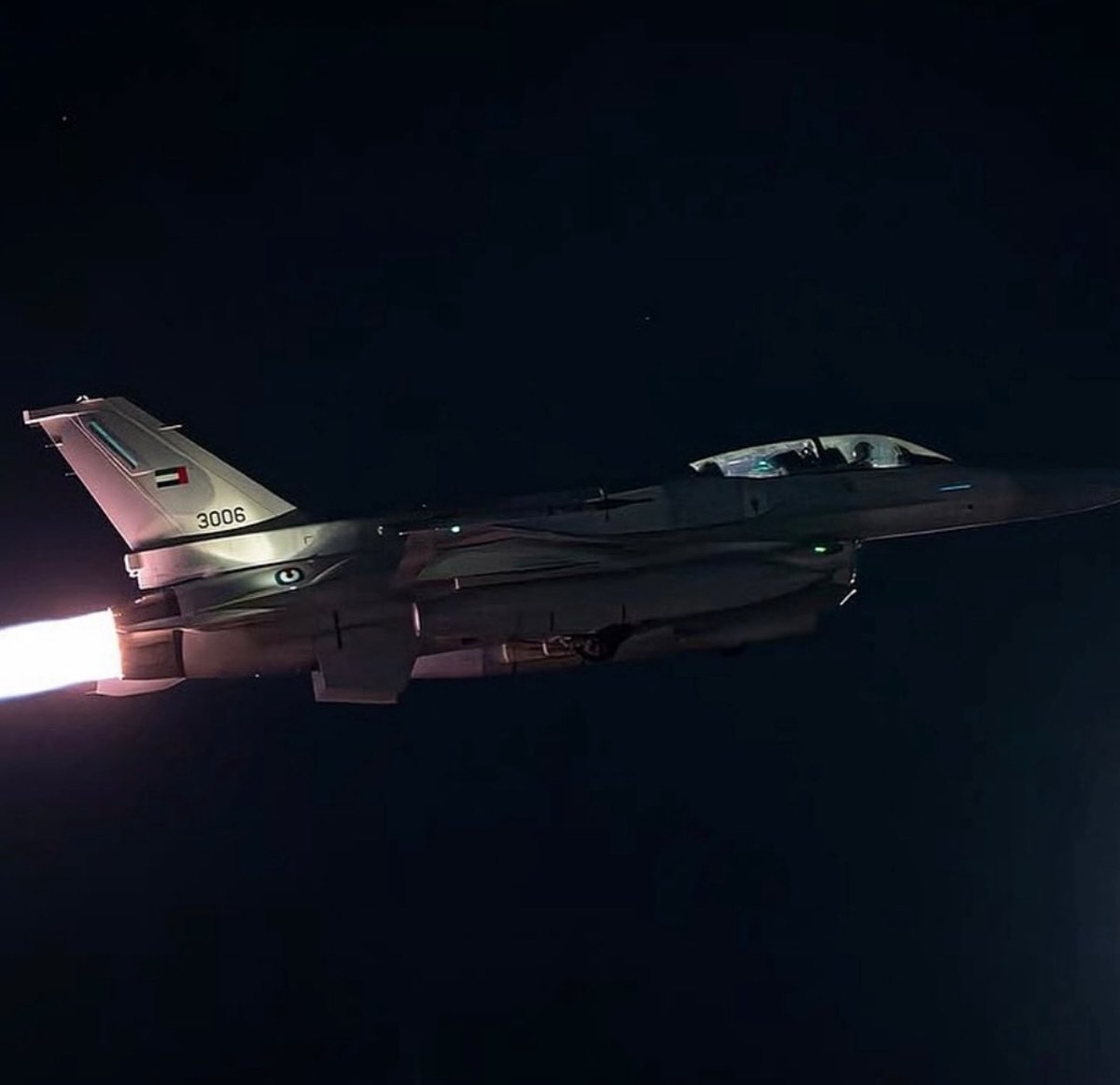 بينما نخلد نحن إلى الراحة في منازلنا..

هناك رجال يسهرون اعترضوا اكثر من 400 صاروخ ومسيّرة بفضل من الله وتوفيقه لتبقى سماء الوطن آمنة 🇦🇪

فاللهم ثبت أقدامهم وسدد رميهم وكن لهم ولا تكن عليهم اللهم احفظهم بحفظك ووفقهم بتوفيقك وكن لهم عوناً ونصيرا وأجزهم عنا خير الجزاء