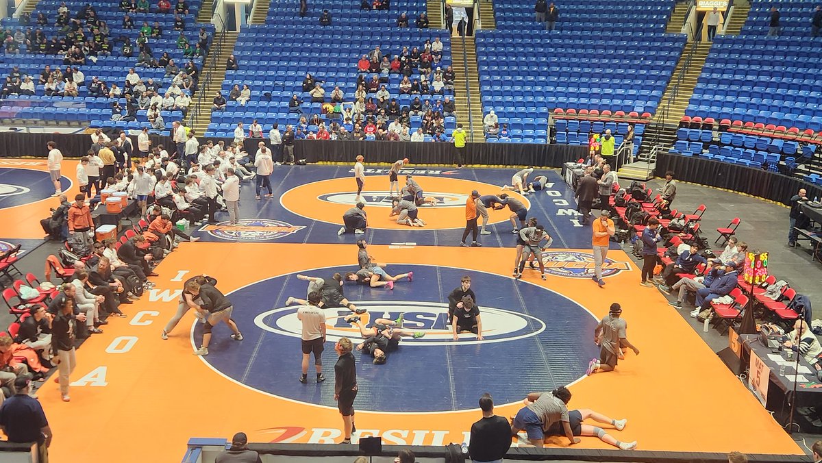 StCharlesEast's tweet image. @STCE_Wrestling are getting warmed up as they prepare to wrestle Oak Park River Forest in tonight's 3rd Place match.  Best of luck gentlemen! #SaintsPride⚜️ @STCEathletics