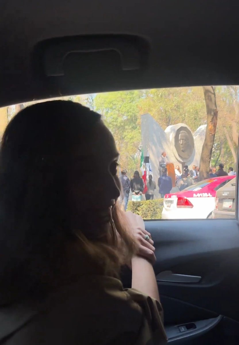 m_02398's tweet photo. Debería darte vergüenza siendo privilegiada y con chofer, te pones a insultar...

Una vergüenza en lo q cayó el movimiento @PartidoMorenaMx,  muchas arribistas que llegaron en 2018, como @SoyCamMartinez desvirtuaron...

Ahí están las consecuencias pero dice ella que es "vien puevlo"...