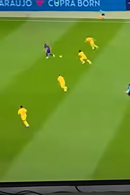 alguien me explica porque no es fuera de juego. (huele a negreira)