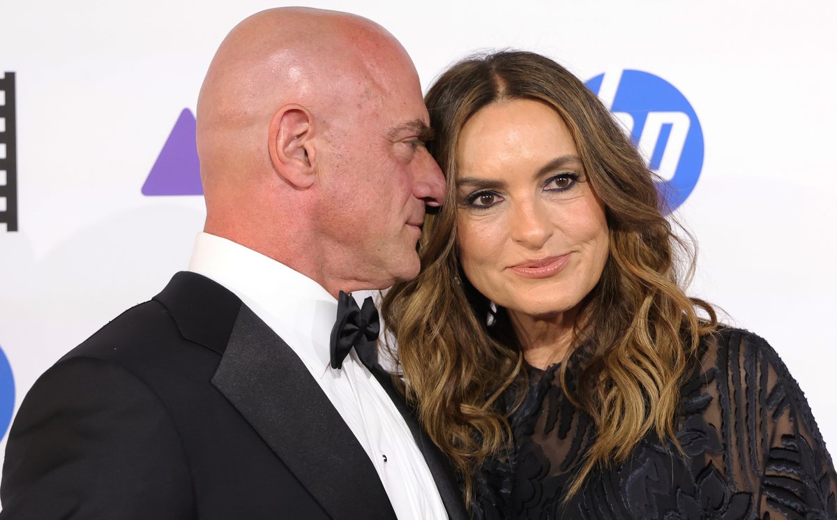 MeloniProject's tweet photo. Christopher Meloni and Mariska Hargitay at the 76th Annual ACE Eddie Awards. Feb 27, 2026 (face 2 face) https://t.co/pJ7MIcLmwG