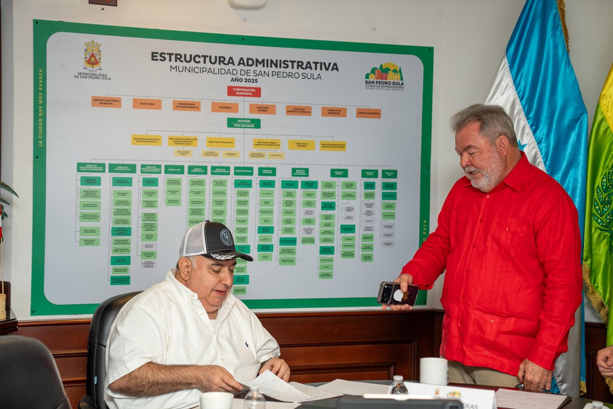 PLHonduras's tweet photo. Alcaldes, diputados y el presidente del Partido Liberal de Honduras junto a varios miembros del CCEPL, sostuvieron una reunión de trabajo para caminar juntos, fortalecer la unidad partidaria y construir una agenda común desde los principales órganos del PLH.
Unidos, organizados y comprometidos, seguimos trabajando por un partido fuerte y al servicio de Honduras.