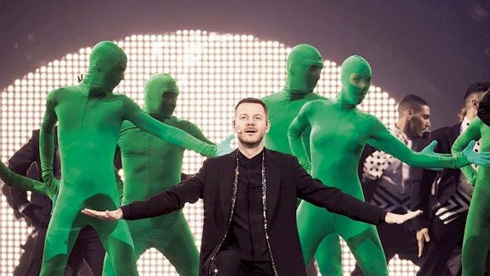 Cattelan ha tenuto sulle spalle un #eurovisionsongcontest con una padronanza del palco, della musica e della lingua inglese, da star.
La Rai gli ha affidato solo programmi di nicchia, mai programmi pop come capitato a De Martino.

#Sanremo2026