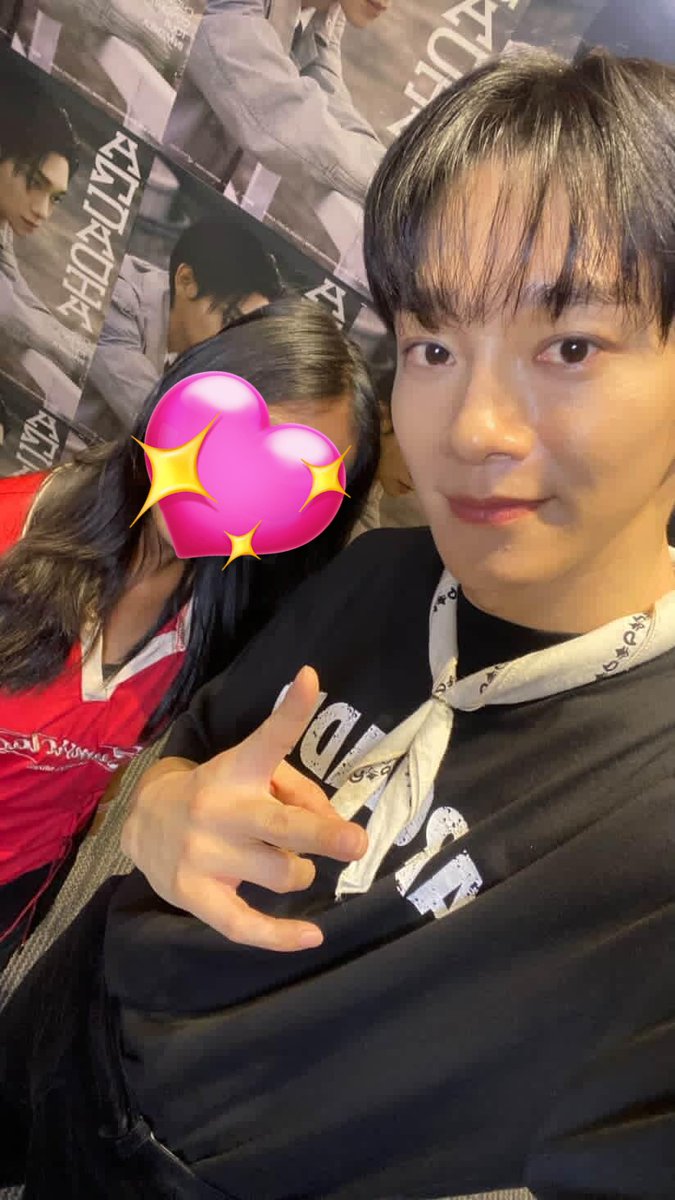 line90x92's tweet photo. MY BIGGEST DREAM CAME TRUE! THANKYOUUU SOO MUCH @CHEN_INB100!!! saying "hi" to me, sobrang saya ng puso ko ♥️

#ArcadiaMANILA #CHEN_ArcadiaTour #CHEN #첸 https://t.co/Pm7R4hzZhQ