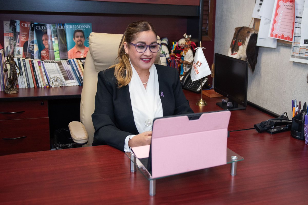 IEESonora's tweet photo. La Consejera Electoral del #IEESonora y Presidenta de la (@AMCEE_Mx), Mtra. Alma Lorena Alonso Valdivia (@almaalonso19), participó, de manera virtual, en la presentación del libro “Violencia digital en razón de género. Sentencias frente a su impacto político”, obra de la Dra. Gloria Ramírez Hernández, en el marco de las actividades del Observatorio de Participación Política de las Mujeres en México y en conmemoración del #8M.

Este importante espacio de análisis fue convocado por el Instituto Nacional Electoral, elTribunal Electoral del Poder Judicial de la Federación, la Asociación Mexicana de Consejeras Estatales Electorales, consolidando un diálogo interinstitucional en favor de la erradicación de la violencia digital en el ámbito político electoral.

Durante el evento, además de la intervención de la autora, se contó con la participación de destacadas personalidades: La Lic. Guadalupe Taddei Zavala, Presidenta del Consejo General del INE, quien brindó el mensaje de apertura, la Dra. Claudia Arlett Espino, Secretaria Ejecutiva del (@INEMexico), la Dra. Alejandra Montoya Mexía, Directora General de Igualdad de Derechos y Paridad de Género del #TEPJF.

La moderación estuvo a cargo de la Mtra. Vera Juárez Figueroa (@verajuarezf), Consejera Electoral del #IEEBC y Vicepresidenta de la AMCEE.

La obra presentada ofrece un profundo estudio de sentencias que evidencian el impacto de la violencia digital en el ejercicio de los derechos político-electorales de las mujeres, aportando herramientas clave para su prevención, atención y erradicación.

Con este tipo de iniciativas, las instituciones refrendan su compromiso con el fortalecimiento de la participación política de las mujeres y la construcción de una democracia más justa, incluyente y libre de violencia, especialmente en entornos digitales.