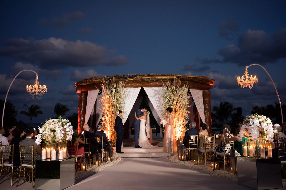 PixanPhoto's tweet photo. 2026 Cancun Wedding Photographer Costs: $1.2K entry-level to $12K+ premium w/ video/drones! Insider tips: Skip resort commissions, embrace heart-centered moments, &amp; connect w/ your photog's energy for epic shots. 500+ weddings strong at Pixan!
Full guide: https://t.co/tXc45t5uGX https://t.co/ZDtkm83qS8