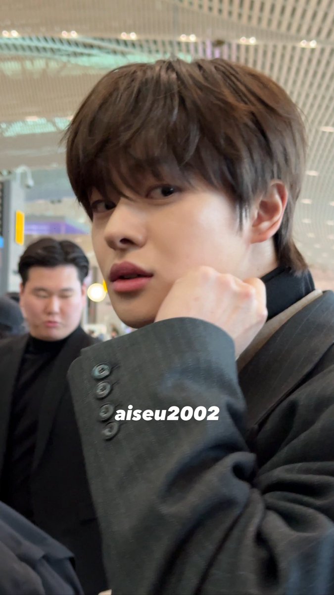 Omg Leo is gorgeous irl😭 he saw my leoz sticker🫠 #LEELEO #이리오