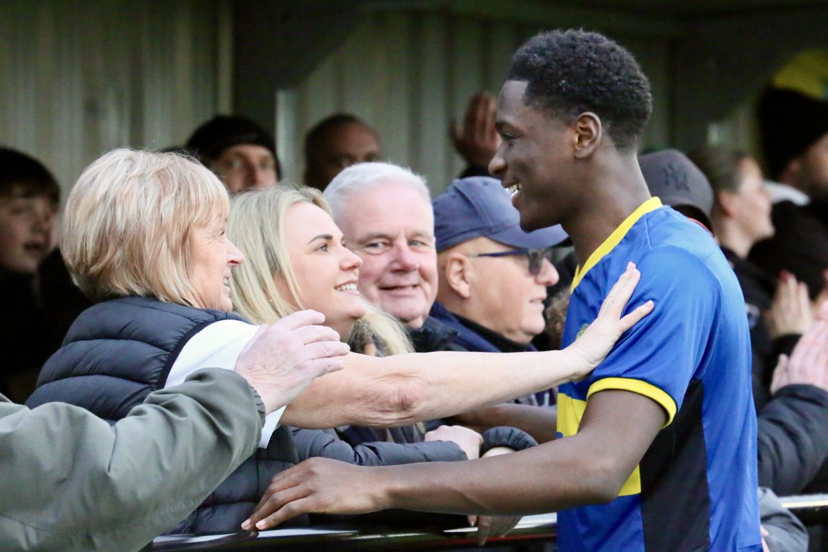 Jayphoto1993's tweet photo. This is what local football is about in 4 images the club and the community coming together week in week out to support there local team a club is nothing without its fans @TulipSC23 #GettingTogether #CommunitySupport #MatchDay #Supporters @SpaldingUnited @LincsOLSport https://t.co/0wCHPkMDYt
