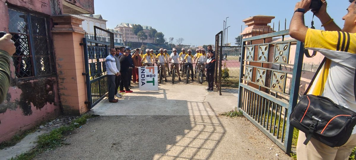 SaiHamirpur's tweet photo. 🚴‍♂️ Sunday Cycling फायर ब्रिगेड कर्मचारियों के साथ 🚒
आज फायर ब्रिगेड कर्मचारियों के साथ साइकलिंग का आयोजन किया गया।
साइकलिंग के उपरांत कर्मचारियों को सम्मानित किया गया एवं refreshments की भी व्यवस्था की गई।
#SundayCycling #FireBrigade #FitnessDrive https://t.co/6BSaM0B2eY