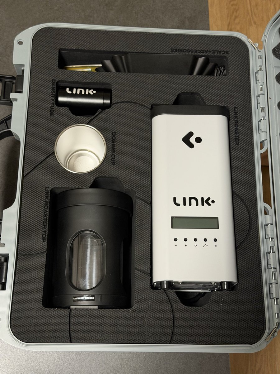 電気式の珈琲焙煎機LINKサンプルロースターのお譲り先を探しています。
定価は約38万円ですが28万円で良ければDMでご相談ください。
2025年1月に日本正規代理店FBCから新品購入。
電源は100Vコンセントです。
焙煎回数は100回未満、元箱や付属品の欠品なし。
代金引換ゆうパックでの受渡予定です。