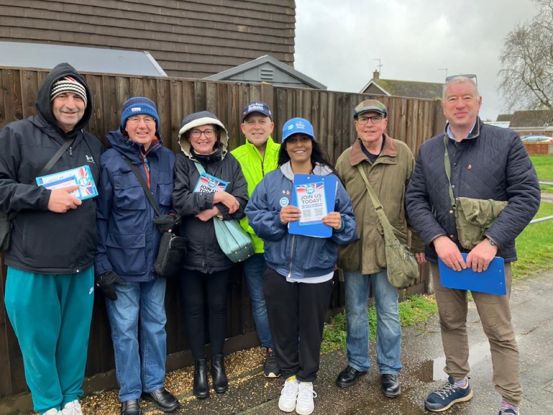 ReformDaily_'s tweet photo. 🌧️ No fair-weather campaigners here!

Reform Norwich were back out in Old Catton despite the grim conditions, taking the message to residents ahead of the upcoming elections

Rain won’t stop the momentum

Vote Reform
Get Reform

#ReformUK #Norwich #OldCatton [@GladdenNig9859] https://t.co/PXXN2f7uFl
