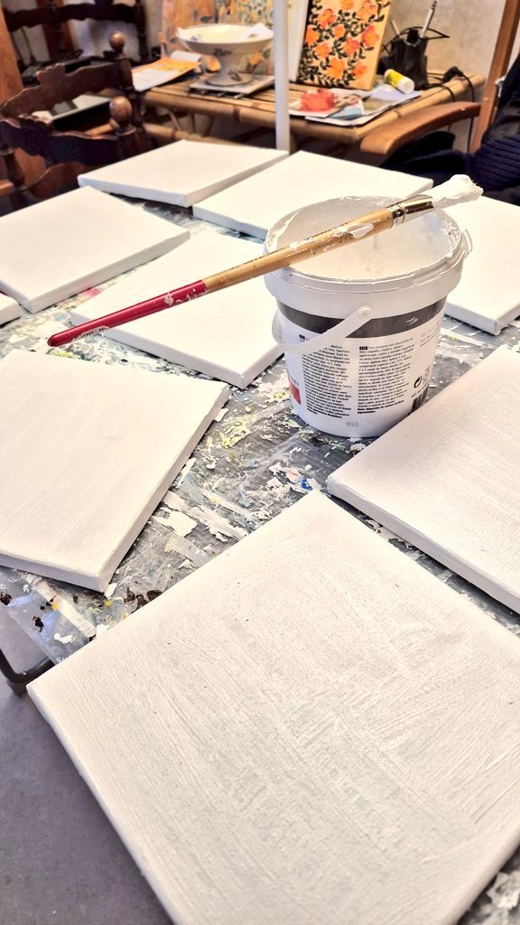 Préparation de toiles avec du gesso : une série de peintures en petit format à venir.
Eveline David-Valette 
edvsculpturepeinture.fr