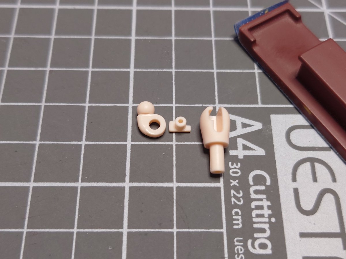 おそらくシャーシキットからの新機構。 肩は合わせ目が出ない構造。 軸