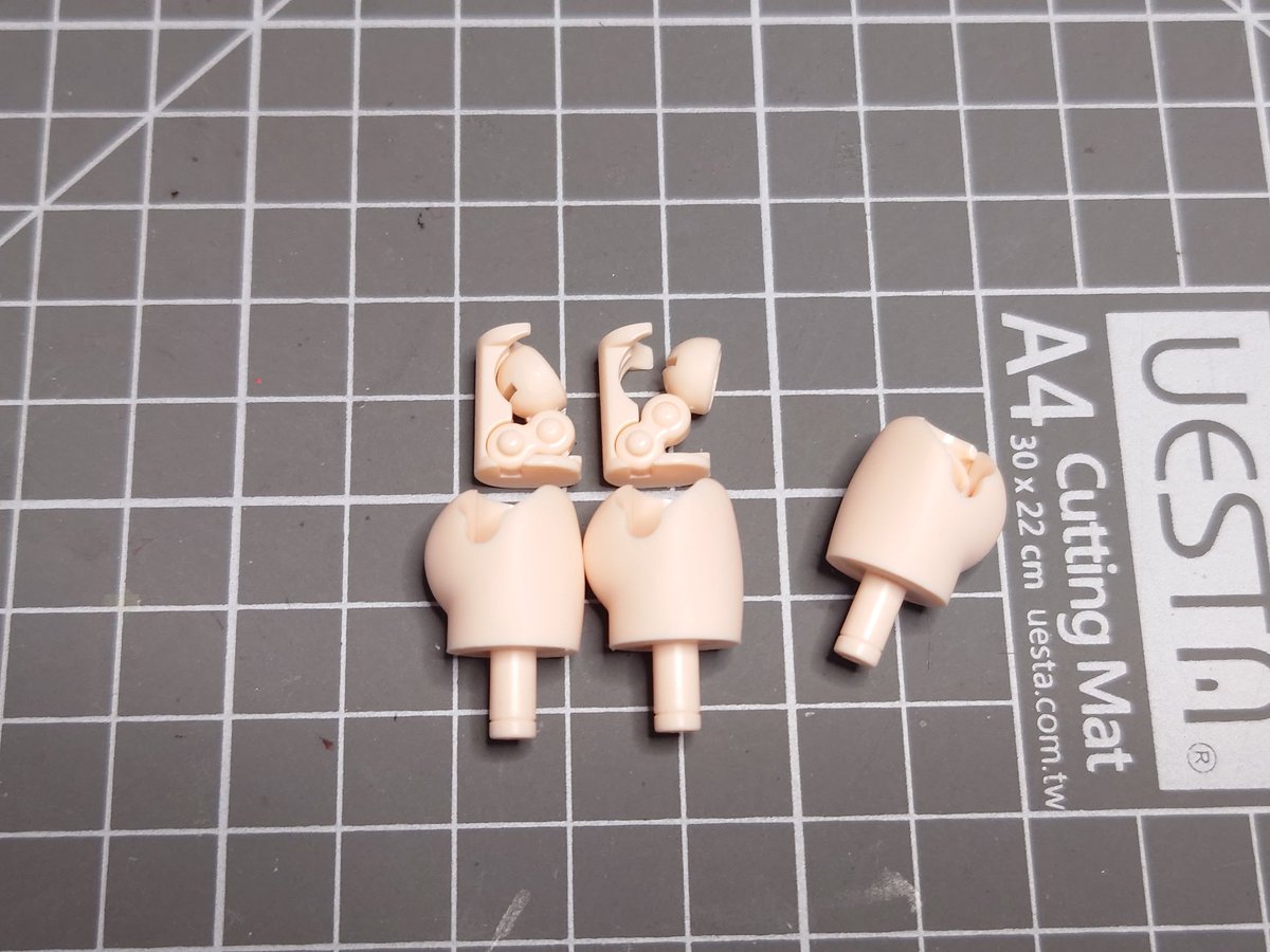 おそらくシャーシキットからの新機構。 肩は合わせ目が出ない構造。 軸