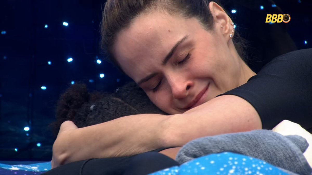 Milena conforta Ana Paula após discussão da sister com Cowboy:

Milena: “É um idiota! Tá tudo bem ser filhinha de papai, Ana Paula.”  

Ana Paula: “Eu também acho. Não tem vergonha disso, não.”

Milena: “Queria ser filhinha de papai, mas ele nunca se importou comigo. Queria um