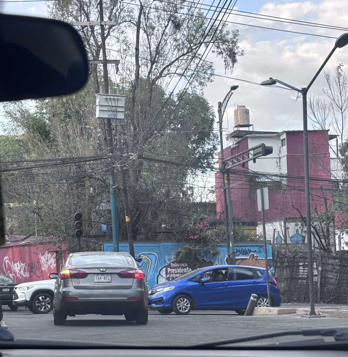 patty_a_g's tweet photo. @OVIALCDMX @SSC_CDMX semáforo descompuesto en Pedro Enriquez Ureña  esq. prolongación las flores, los reyes Coyoacán. https://t.co/h0odVUaskG