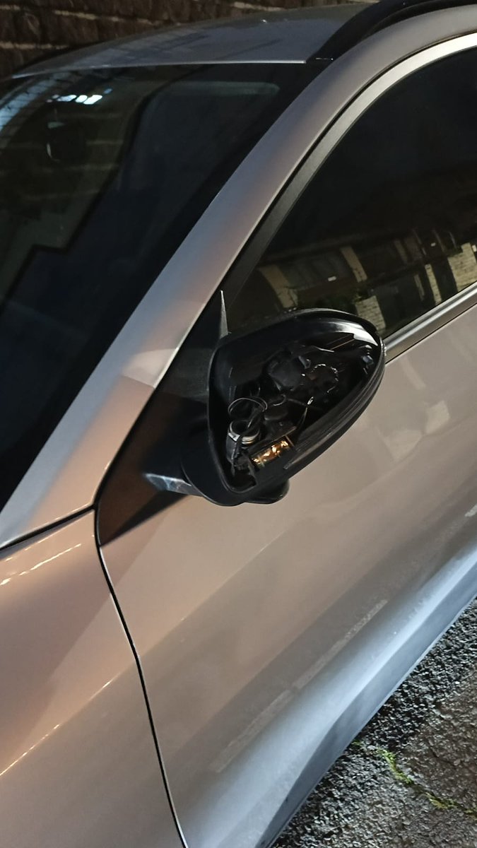 URGENTE: Denuncian ataque al Centro Cultural Iraní en Quito.

Desde el Centro Cultural Iraní, en Quito, se reporta un ataque perpetrado por grupos identificados como sionistas y ciudadanos que portan banderas de Estados Unidos. Según las denuncias, hay personas heridas y se