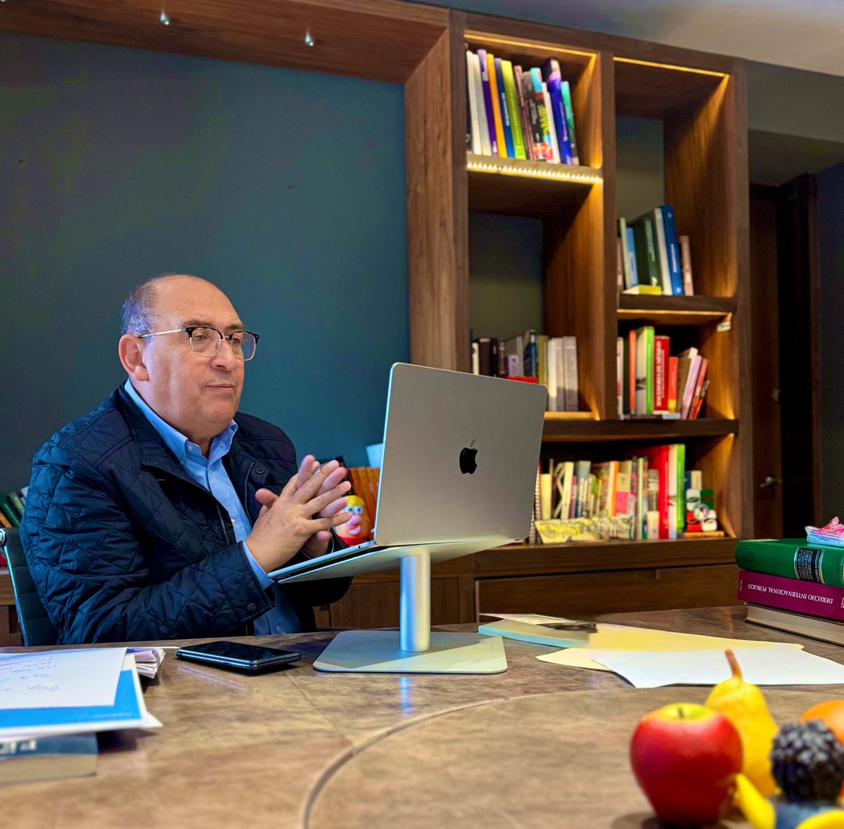 rubenmoreiravdz's tweet photo. Mientras el mundo arde, yo en clase de #Derecho Internacional Público con mis alumnos de la Universidad San Isidro. https://t.co/ggOHQRzGYk