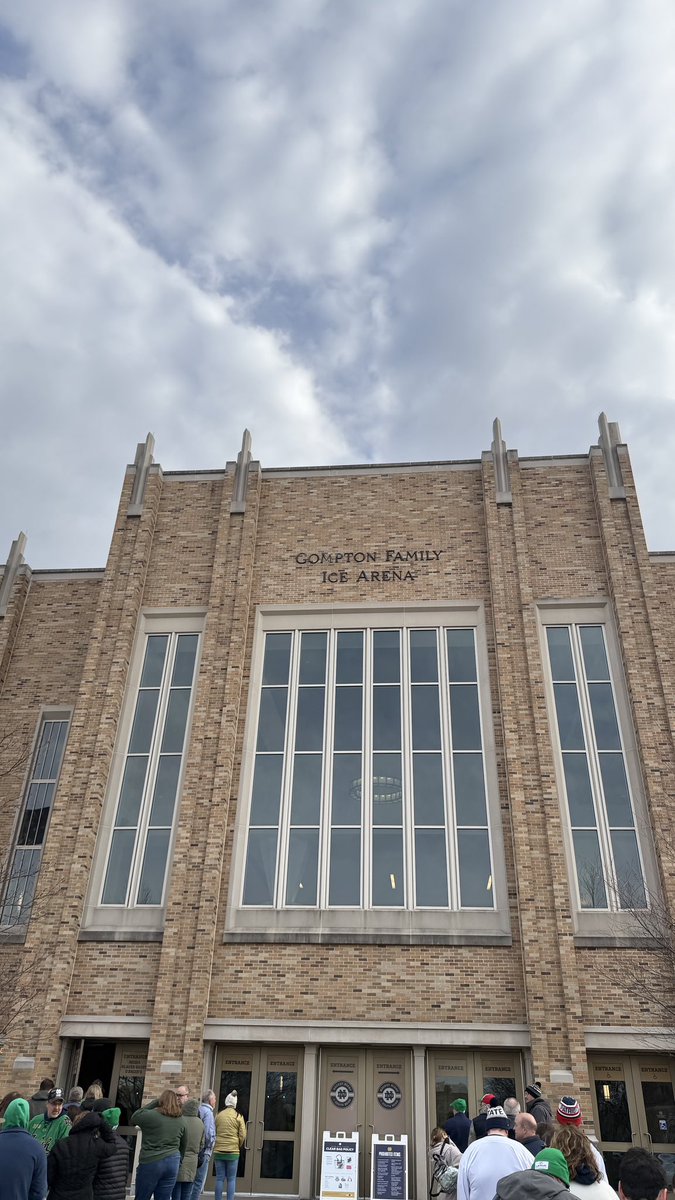 securitydavec's tweet photo. Nice to be back on this beautiful campus again. Notre Dame hockey game. Senior night. https://t.co/Xj4Ea5UTBD