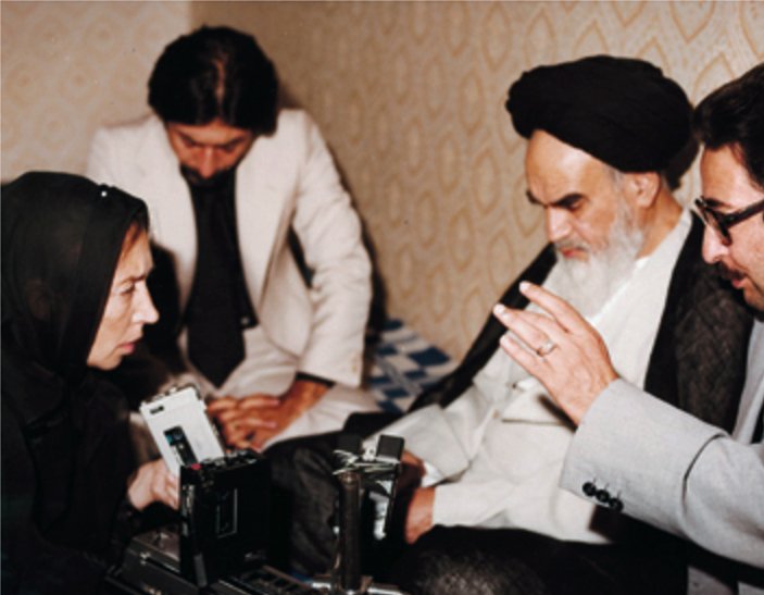 Hoy también es el día de recordar a #OrainaFallaci diciéndole al Ayatollah Khomeini que se metiera el pañuelo en el culo, hace ya muchos años, justo en el momento de esta foto.
Que seamos dignas de su trabajo.