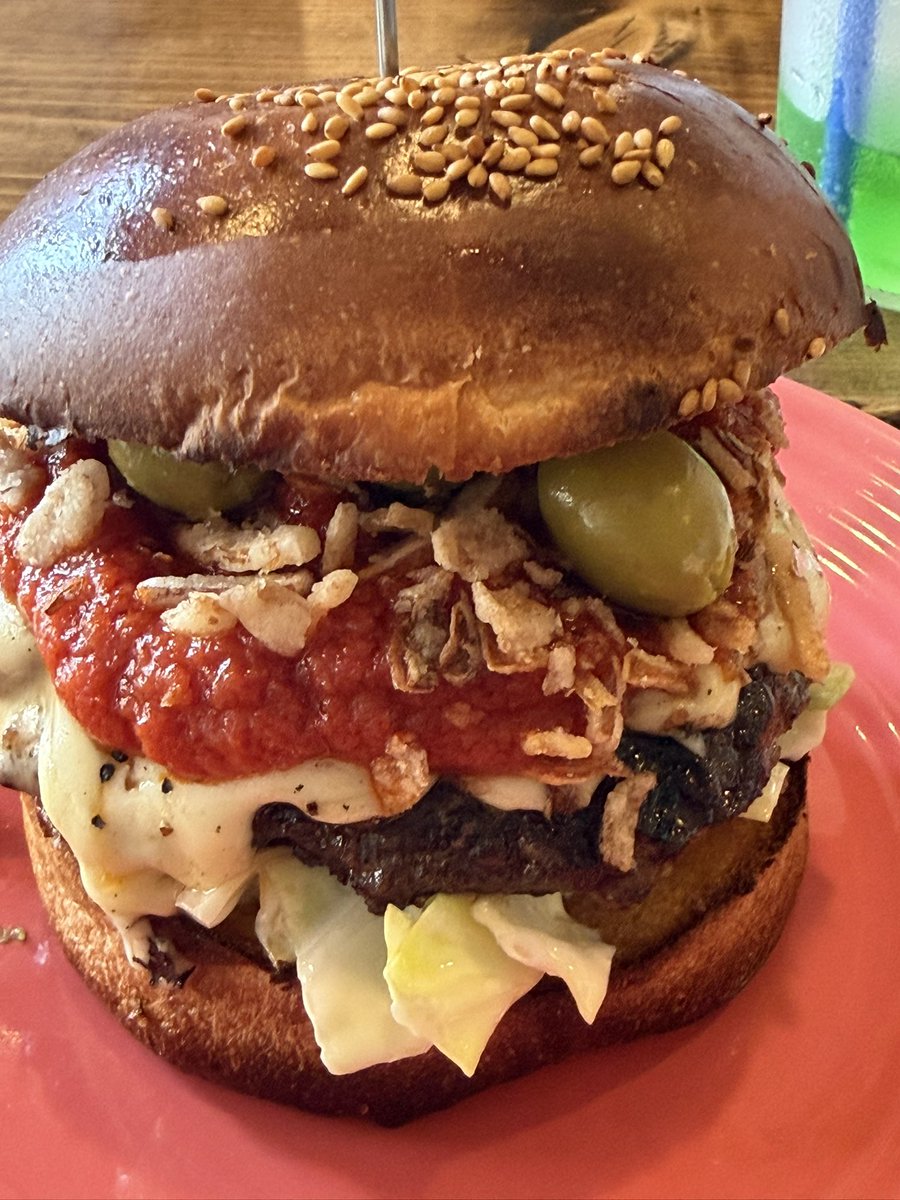 matarakuda57's tweet photo. 初牛タンバーガー🍔
牛タンどうかなと思ったけど臭みは全くなくとても美味しい😋
バンズ、パテ、ソース、チーズ 全てのバランスが抜群!
ご馳走様でした😋
#SABURO 36 BURGER
#牛タンバーガー
#クラフトバーガー https://t.co/chN7Tpe6fY