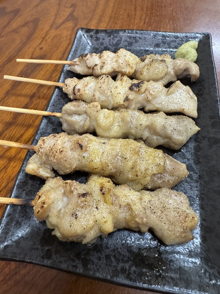 tiida_ishigaki's tweet photo. おはようございます☁️

何年も前から気になっていた
大浜にある「章ちゃん」🐔🏮

店の前を通っても営業しているのか分からず🤔
電話をしても繋がらなかったり、ネットの情報も少なくて…
半ば諦めかけていたんですが、昨日���いに行って来ました✨😆

章ちゃんは、地元密着のあたたかいお店🏮🍻
オーナーの章ちゃんが切り盛りする、素敵なお店でした✨

僕はお酒を飲まないので、普段は居酒屋に長居しないんですが…ゆんたくが楽しくて、気づけば4時間も😆✨

ただ、ご主人がワンオペでやっていて一般的な居酒屋さんとはちょっと違うので、行く時はぜひ“のんびり時間”を確保してから（笑）

今日も1日よろしくお願いします😊✨

🍌ていーだ石垣島🍌
　　　　Open
🍌営業時間10時～17時30分🍌

#てぃーだ石垣島 #石垣島 #島バナナスムージー
