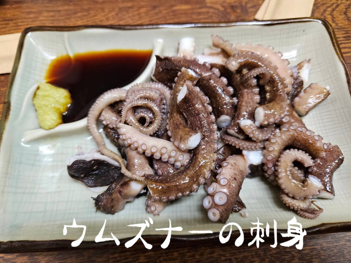 tiida_ishigaki's tweet photo. おはようございます☁️

何年も前から気になっていた
大浜にある「章ちゃん」🐔🏮

店の前を通っても営業しているのか分からず🤔
電話をしても繋がらなかったり、ネットの情報も少なくて…
半ば諦めかけていたんですが、昨日���いに行って来ました✨😆

章ちゃんは、地元密着のあたたかいお店🏮🍻
オーナーの章ちゃんが切り盛りする、素敵なお店でした✨

僕はお酒を飲まないので、普段は居酒屋に長居しないんですが…ゆんたくが楽しくて、気づけば4時間も😆✨

ただ、ご主人がワンオペでやっていて一般的な居酒屋さんとはちょっと違うので、行く時はぜひ“のんびり時間”を確保してから（笑）

今日も1日よろしくお願いします😊✨

🍌ていーだ石垣島🍌
　　　　Open
🍌営業時間10時～17時30分🍌

#てぃーだ石垣島 #石垣島 #島バナナスムージー